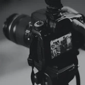 caméra vidéo numérique en noir et blanc de videaste mariage avec l'écran affichant une image floue avec un trepied
